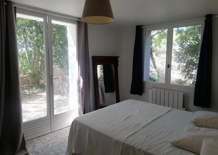 Au Calme Avec Jardin Nimes