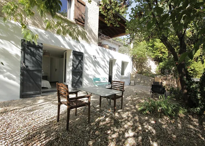 Apartment Au Calme Avec Jardin Nimes
